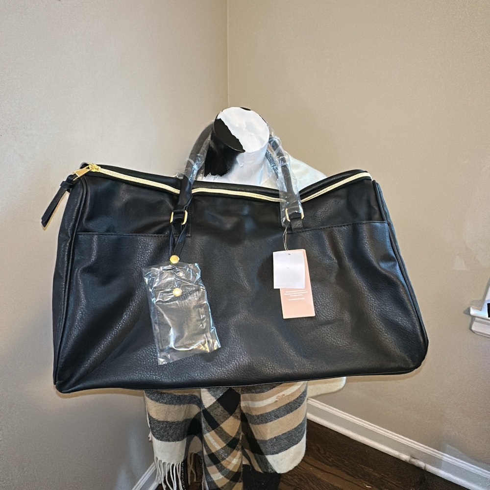 NWT JUSTFAB garment, convertible, weekender bag. Black/gold Size 9 x 18
